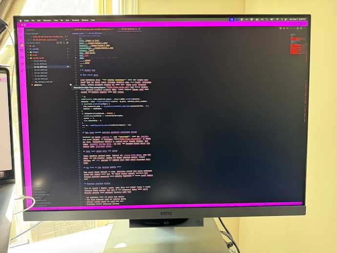 Photo of 3:2 screen aspect ratio of BenQ RD280U monitor